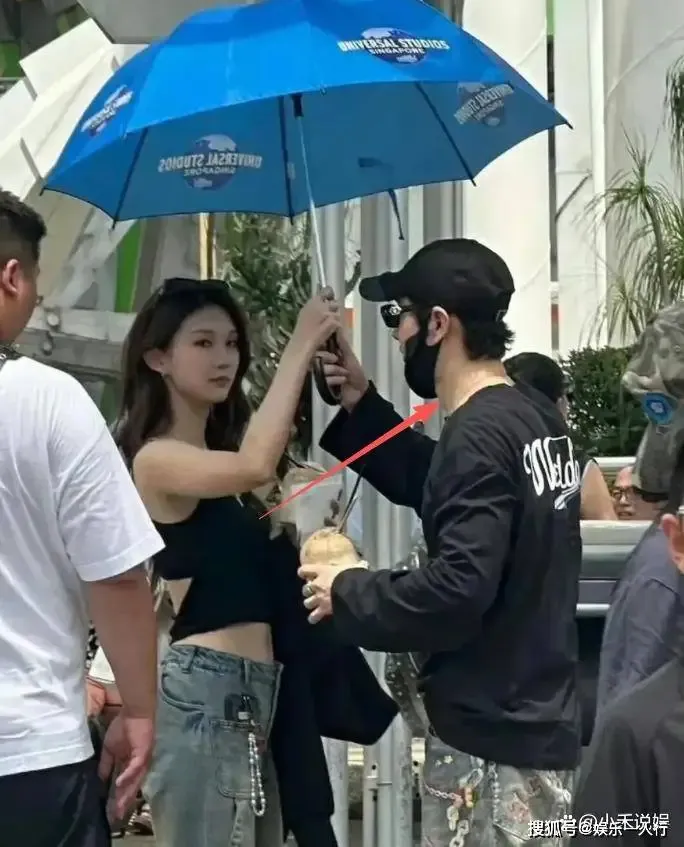 黄晓明与年轻女子同游环球影城引热议，双方暂未正式回应