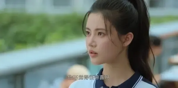 我在顶峰等你 第1集：顾雪茭工作受挫，意外穿越回高中剧照