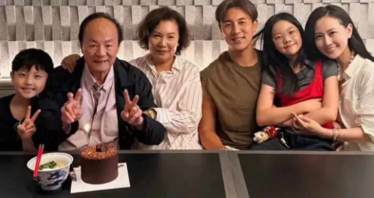香港一代大侠80岁大寿，一家六口温馨庆祝，8岁孙子长得像足爷爷