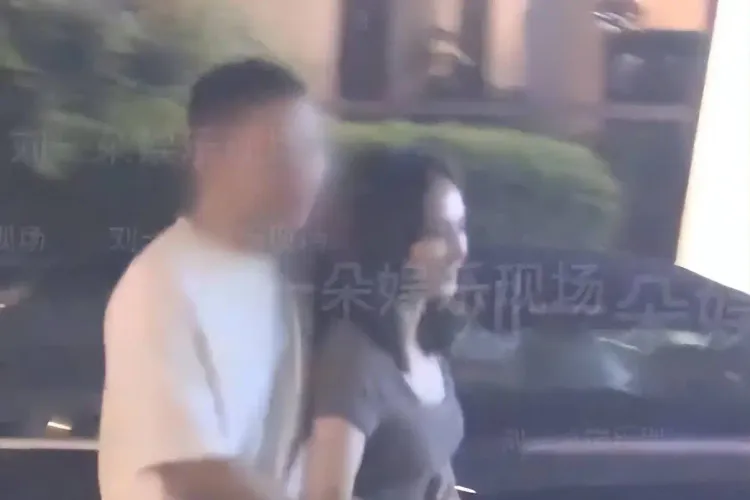 彭小苒疑似新恋情曝光，七夕晚与好友聚会，出门时一男子搂腰