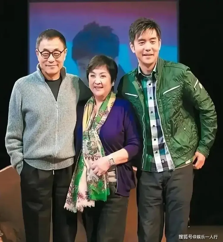章立衡与甄珍母子近况：改随母姓后，40岁仍陪伴母亲