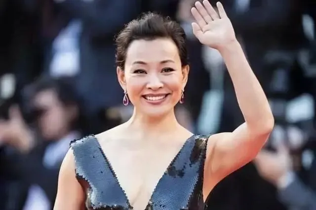 陈冲红毯造型太会穿：亮片长裙、毛领斗篷都很显气场