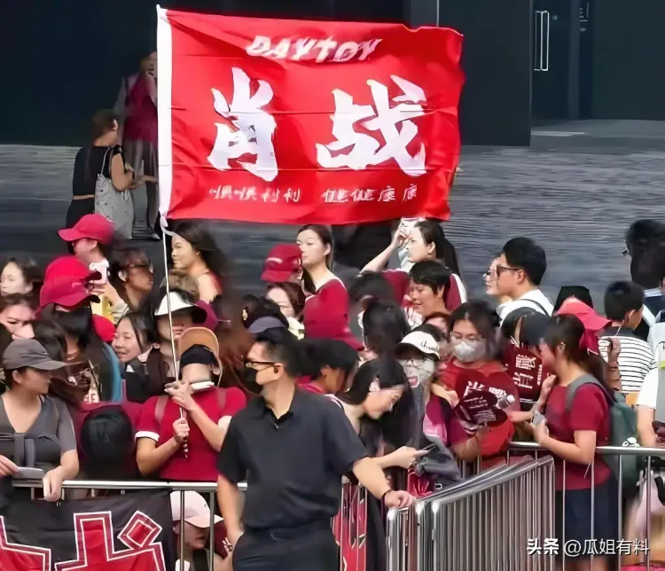 肖战香港活动引发尖沙咀人潮，港媒称万人空巷