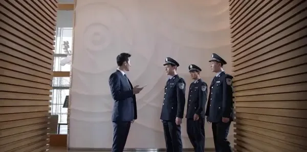 为了你我愿意热爱整个世界 第1集：张长弓职高毕业在家待业 张长弓公司应聘遭到拒绝剧照