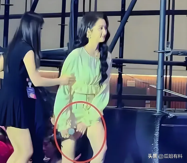 关晓彤现身北京啤酒节，短裙造型引发热议