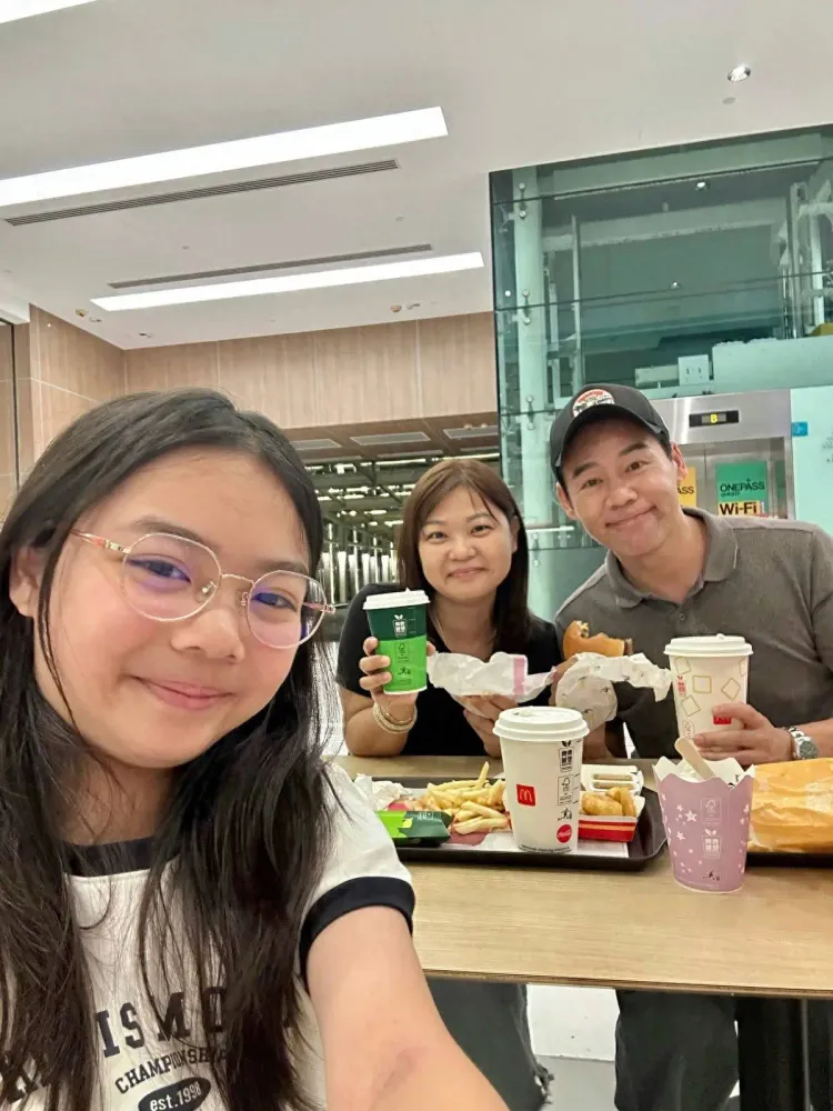 香港知名男星结婚20年仍恩爱，带老婆吃快餐庆祝，曾自嘲七线演员