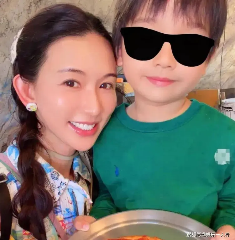 林志玲罕见晒母子合影，4岁儿子英俊又孝顺，赠黑泽良平父亲节礼物