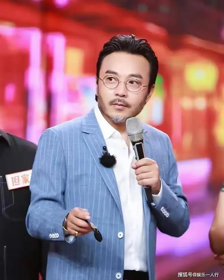 国民名嘴汪涵近况：一家四口定居长沙，长期嚼槟榔，两鬓花白着装随意