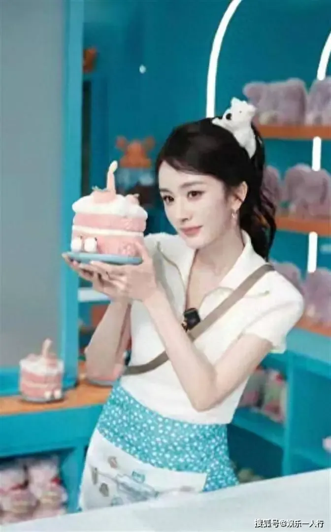 杨幂现身上海活动引热议，造型状态与生图表现成关注焦点