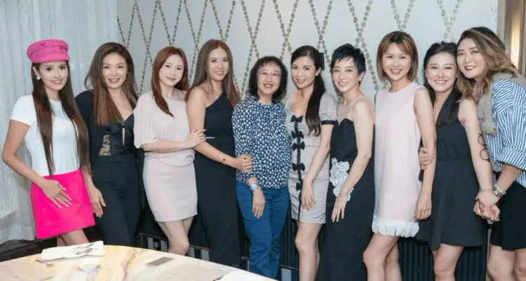2011年港姐15周年叙旧！冠军朱晨丽离巢后现身！季军许芷荧晒合照感慨发文！