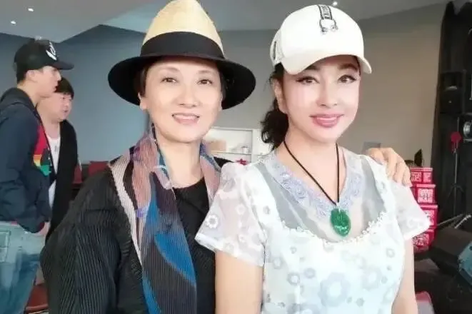刘晓庆同框邓婕，穿搭风格差异明显