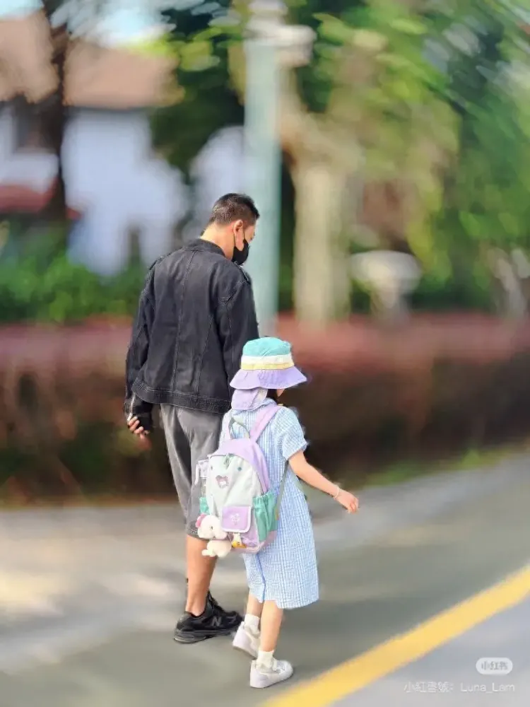 林峯拍完电影马上回归家庭，送6岁女儿上小学，大手牵小手