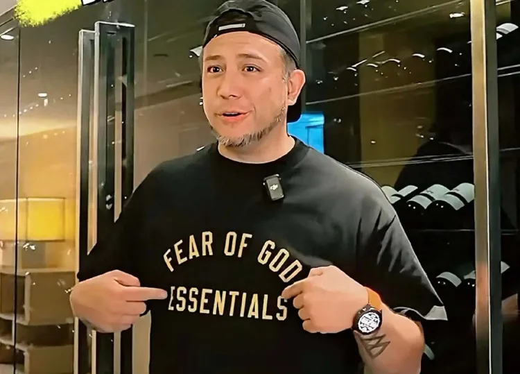 香港知名男星四处欠债不还，二儿子患自闭症，每天都会咬烂衣服