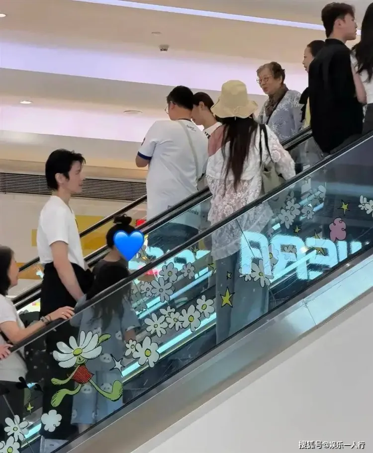 偶遇向佐郭碧婷带娃，向佐负责照看孩子，郭碧婷轻松做旁观者