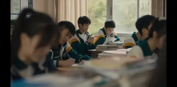 追光的日子 第27集:刘超将吴凯推下桥剧照