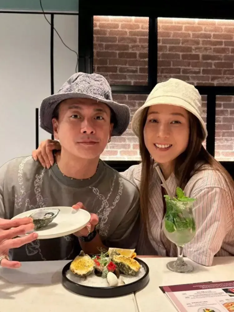 TVB经典情侣档再同框，齐齐扮鬼脸，剧迷狂求再拍《护花危情》