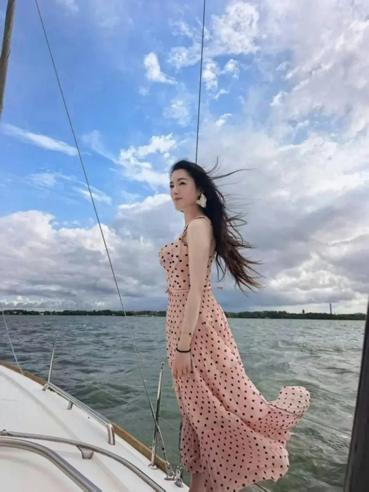 苟芸慧离婚后近况曝光：游艇出海晒身材，称想重新拍剧