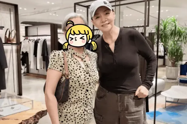 偶遇宋丹丹李静，两个人一起逛街买衣服，准备去看那英演唱会