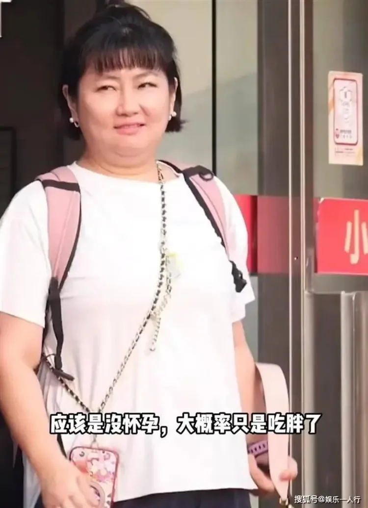 Selina任家萱接儿子下课，体态丰盈、出现双下巴，腹部隆起疑似怀二胎