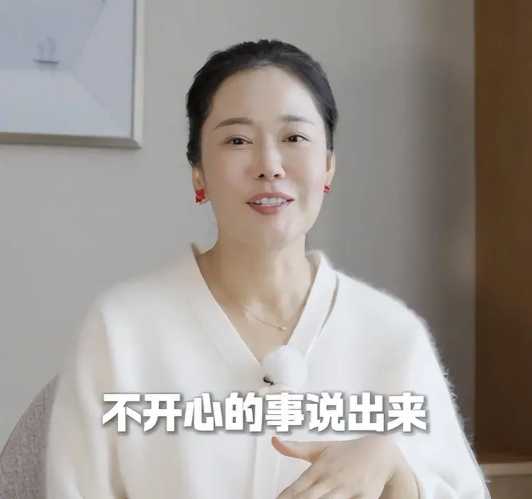 前央视主持人李蕾的转型之路：40岁转身创业，50岁后仍在探索新表达