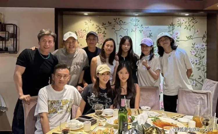 郭可盈参加好友聚会，59岁男星罕见现身容貌未改，现已转型经商成富总裁