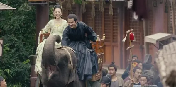 九州缥缈录 第29集：羽然赢玉为姬野拼酒，吕归尘万军中保下赢无翳剧照