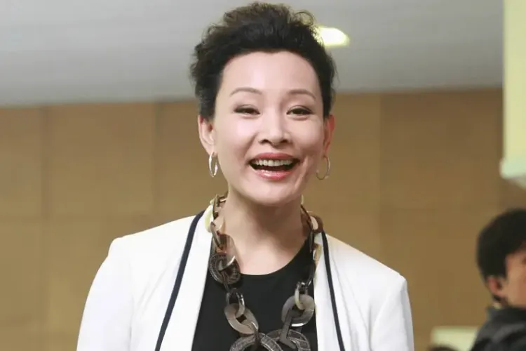 陈冲又带火了一种女老板穿搭：白西装+小黑裙+裤袜，显贵又高级