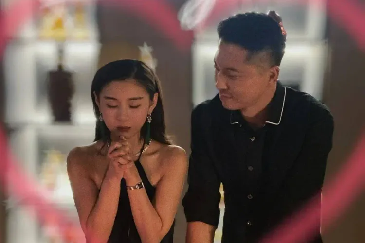 “李小萌”与老公高调庆生！穿露背连衣裙好惊艳，被宠上天好幸福