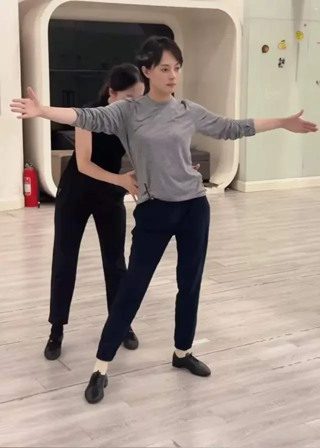孙俪陪女儿上课不忘卷自己，44岁开始学拉丁舞，练到下课扶墙出来