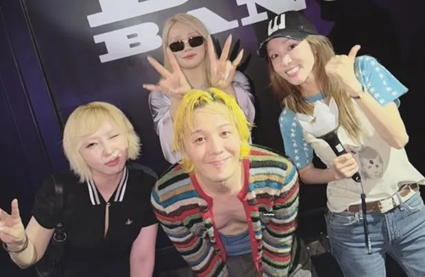2NE1×BIGBANG时隔多年重逢！CL、Dara、Minzy与GD、太阳、大声后台合照曝光