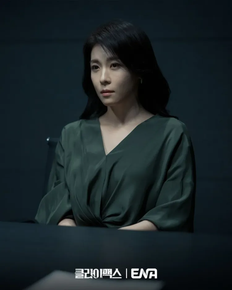 河智苑在《权欲之巅》中饰演顶级女演员「秋尚雅」