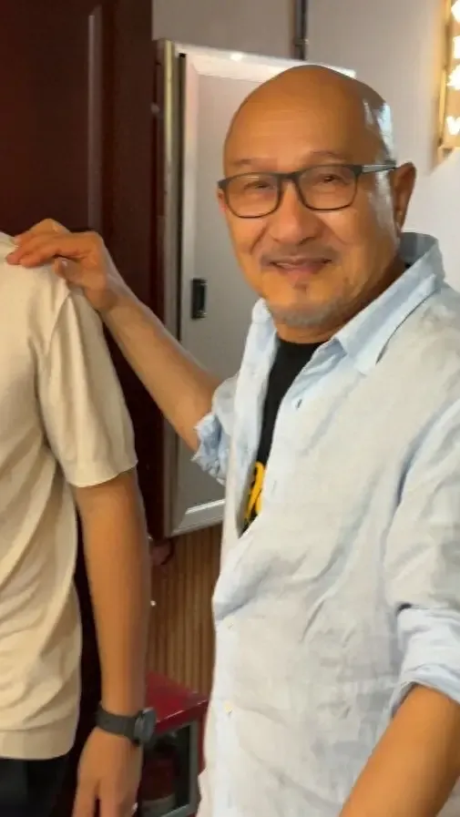 香港知名影帝罕见回乡，走路像风被赞似50岁，82岁跨界演粤剧