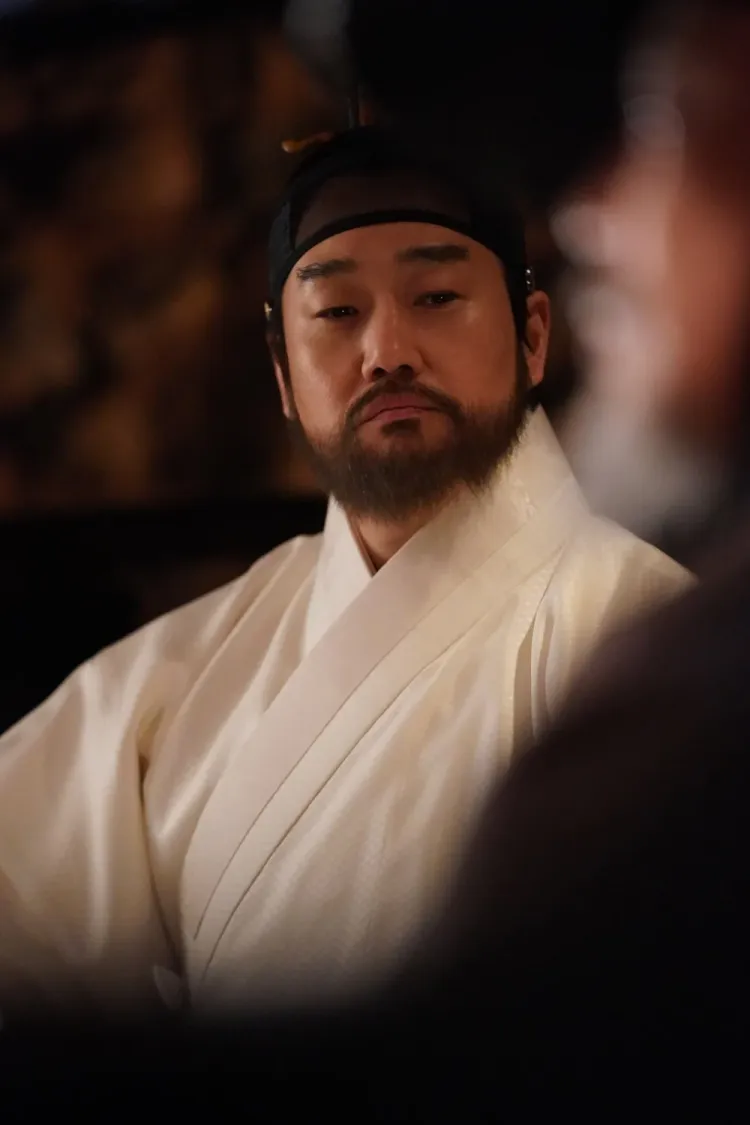 刘智泰在《王命之徒》中饰演当权者兼帮助世祖登基的第一功臣「韩明浍」