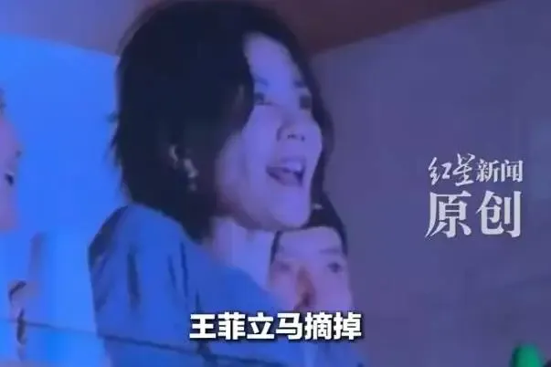 那英调侃王菲还戴个眼镜，王菲立马摘掉