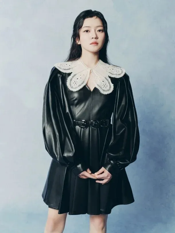 高我星则饰演秀雅与妹妹踏入神秘世界后,与她们相遇的关键人物「德姬」