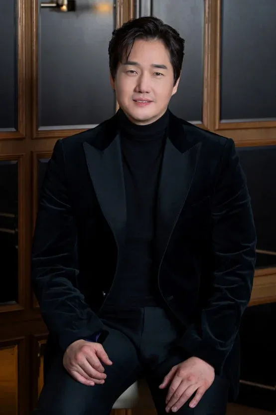 刘智泰饰演拥有纯真少年感与自由灵魂的建筑师事务所代表「辛在伊」