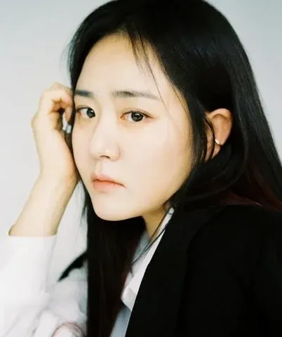 文瑾莹饰演习惯在网路上分享与妹妹日常生活点滴的网红「秀雅」