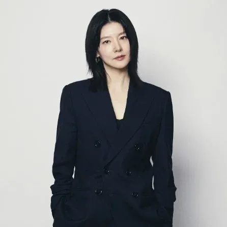 李英爱饰演美术老师兼画家「周英仁」