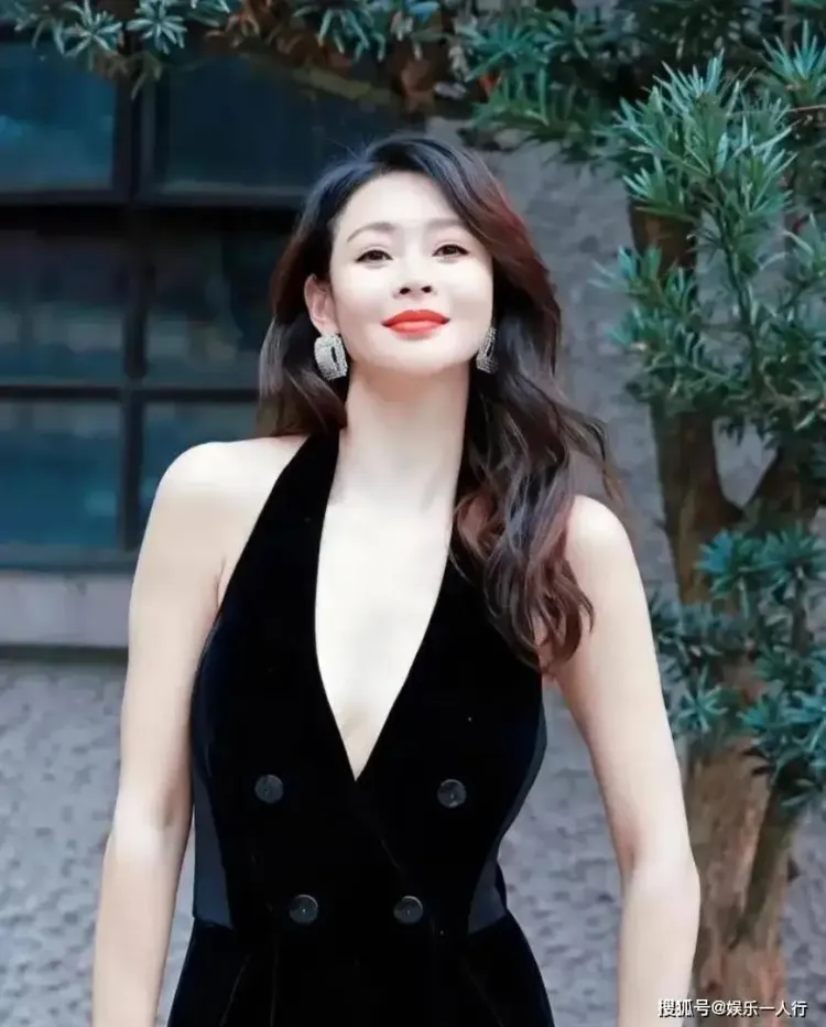 于明加一袭黑丝绒吊带裙，美得自带柔光，8万块花的太值了