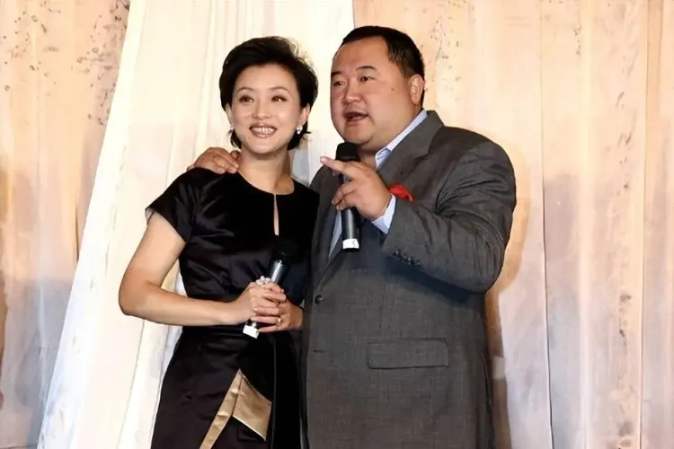 杨澜与老公罕见同框，黑裙黑丝袜尽显优雅气质