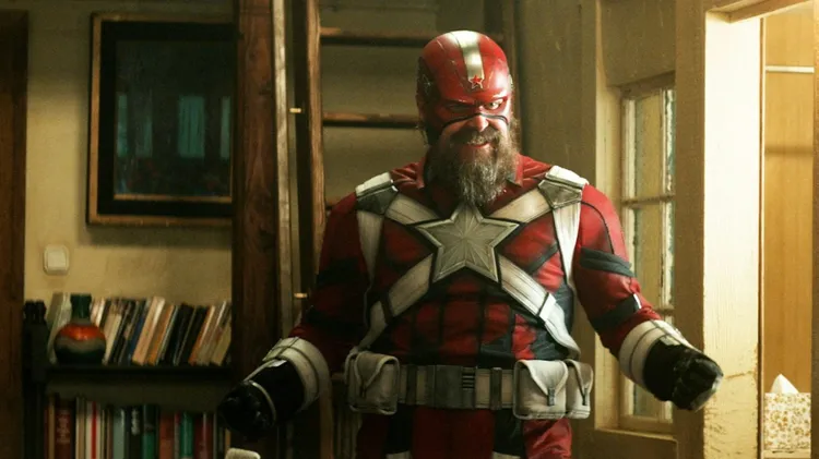David Harbour将于今年12月上映的《复仇者联盟5:末日降临》(Avengers: Doomsday)中回归饰演「红色守卫者」(Red Guardian)。(剧照)