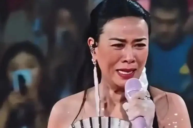 58岁那英泪洒演唱会现场，唱《回声》情绪彻底崩了！一度哽咽到唱不下去