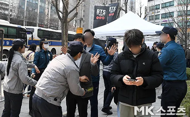 光化门站附近进行行李检查和人身搜查