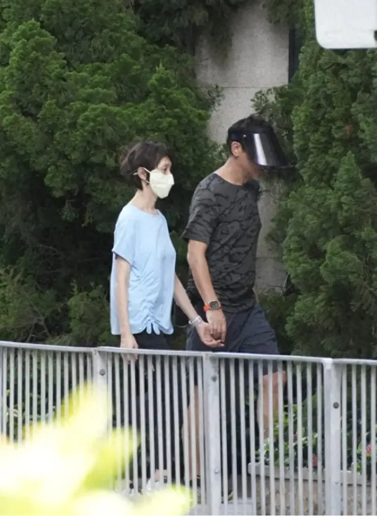 TVB港姐冠军罕见露面，状态疲惫明显消瘦，影帝全程牵手放慢脚步
