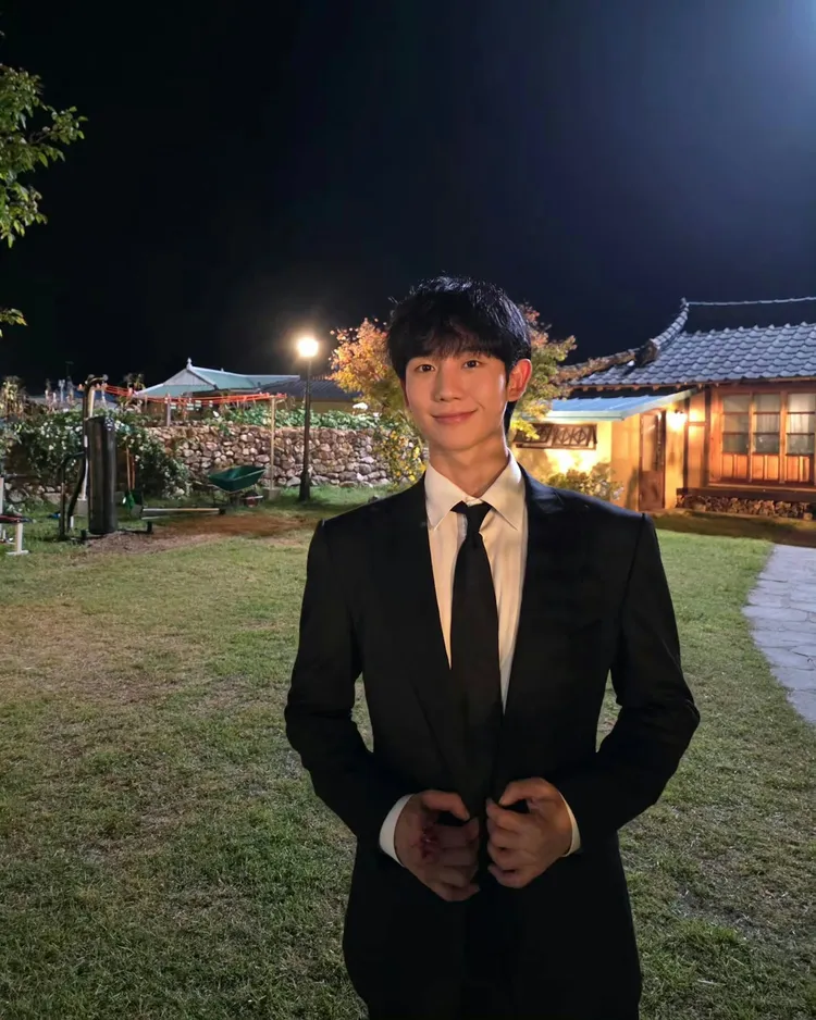 在《我的荒糖恋爱》里面,丁海寅饰演的张泰河,从身手俐落的黑帮打手,切换至温柔的「甜酷男友」,反差魅力迷倒观众。(IG@holyhaein)