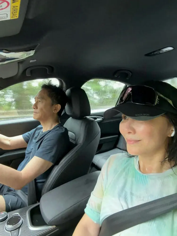 梁朝伟雨中开车接老婆，刘嘉玲晒幸福自拍，车厢细节意外抢镜