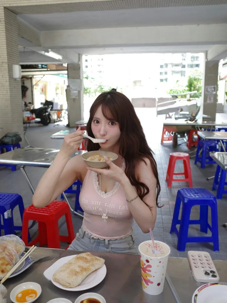 三上悠亚近日现踪台北,前往早餐店享用美食,火辣穿著引发网民热议。(图/翻摄自三上悠亚IG)