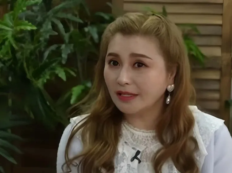 香港知名女星罕见露面，拒绝泰国富商追求至今未婚，否认被下降头
