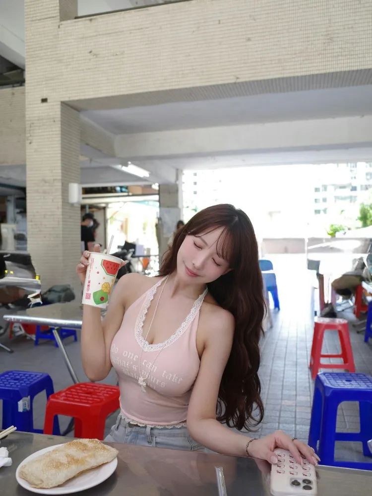 【延伸阅读】三上悠亚现身台北街头 辣晒事业线喝豆浆引万人朝圣:越来越美了(图/翻摄自三上悠亚IG)