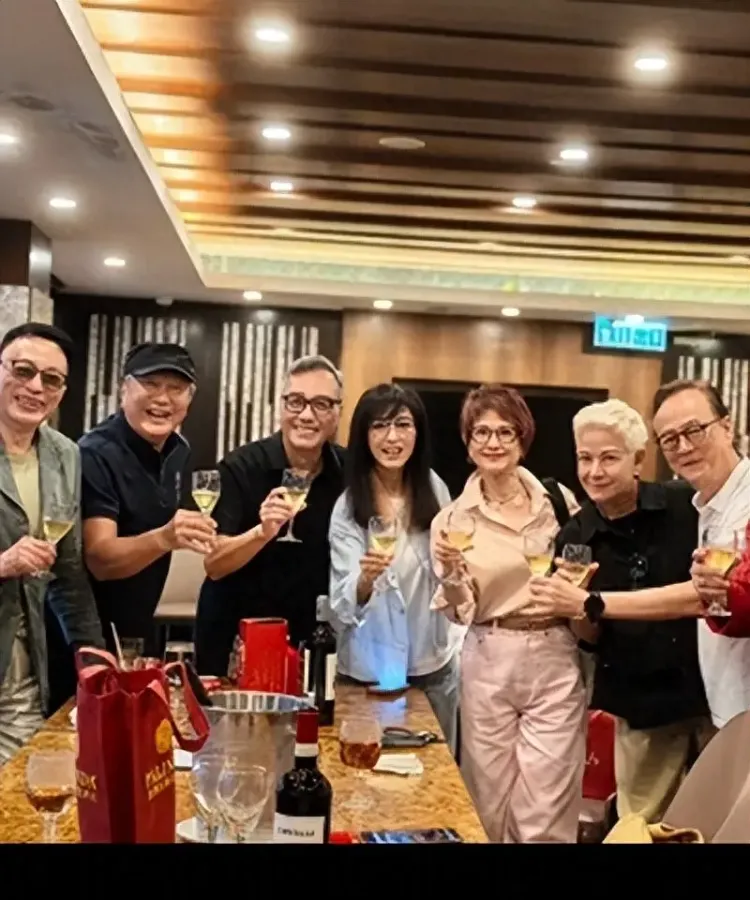 香港资深女星罕见现身，息影多年贵气不减，女儿是TVB最佳女配角